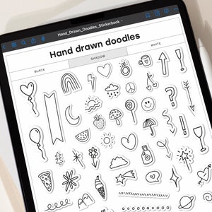 Pode incluir: A tela de um tablet digital mostra uma folha de adesivos com rabiscos desenhados &agrave; m&atilde;o em preto e branco. Os rabiscos incluem um cora&ccedil;&atilde;o, um arco-&iacute;ris, um raio, uma nuvem, um sinal de paz, uma pirulito, um cogumelo, um guarda-chuva, uma estrela, uma flor, uma fatia de pizza, uma onda, uma montanha, uma estrela cadente, um bal&atilde;o de fala, um planeta e um c&iacute;rculo. O texto na tela diz "Hand drawn doodles" e "Hand_Drawn_Doodles_Stickerbook".