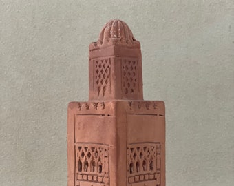 Koutoubia Marrakech Maroc mosquée en argile sculptée avec une décoration ancienne réalisée à la main à partir d'argile, décoration maroc, poterie maroc, vintage