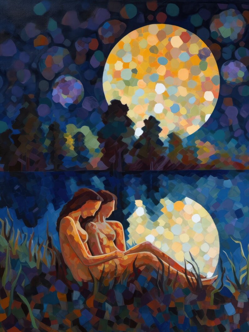 Pu&ograve; includere: Due figure sedute insieme in un campo di erba alta, illuminate da una grande luna gialla nel cielo notturno. La luna &egrave; composta da molti piccoli cerchi colorati. Le figure sono nude e hanno i capelli lunghi e scuri.