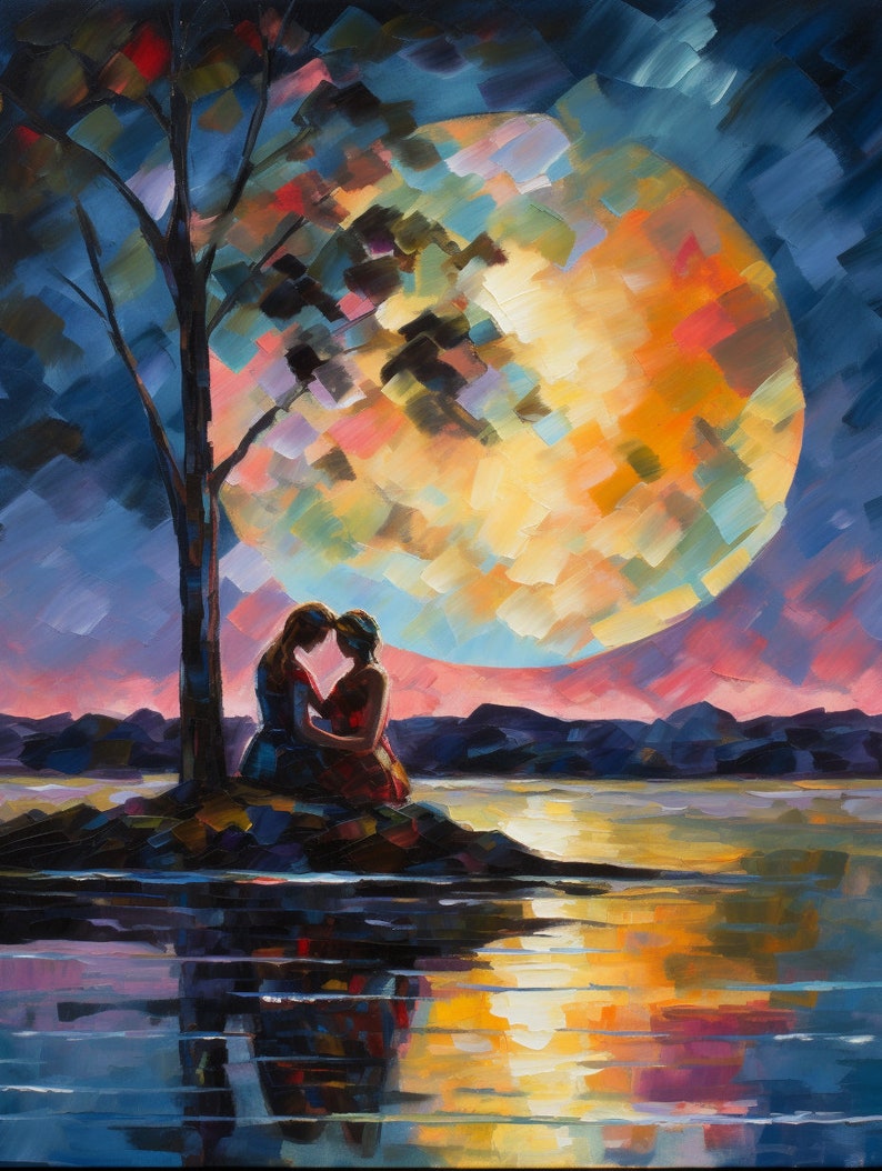 Pu&ograve; includere: Due figure in silhouette siedono vicino a un lago sotto una grande luna colorata. La luna &egrave; dipinta in tonalit&agrave; di giallo, arancione, rosso e blu. Le figure sono in silhouette contro la luna e il lago.
