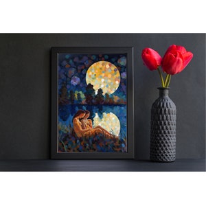 Pu&ograve; includere: Un dipinto incorniciato di due figure sedute vicino a un lago sotto una grande luna gialla. La luna &egrave; composta da piccoli cerchi gialli. Le figure sono nude e sono sedute vicine. Lo sfondo &egrave; blu scuro con stelle.