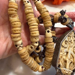 Colar Mala Tibetano Antigo em Osso + Pingente Tântrico Entalhado para Rituais | Espiritual | Meditação | Terço de Oração para Yoga | Artefato Ritual Budista