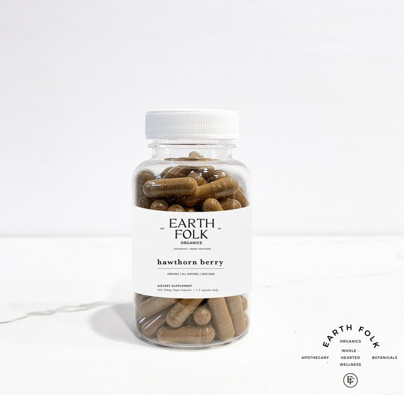 K&ouml;nnte beinhalten: Eine durchsichtige Glasflasche gef&uuml;llt mit braunen Kapseln mit der Aufschrift "EARTH FOLK ORGANICS hawthorn berry ORGANIC ALL NATURAL NON-GMO DIETARY SUPPLEMENT".