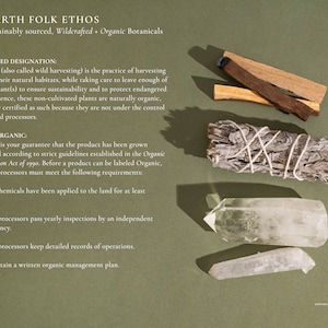 Puede incluir: Un fondo verde con texto que describe la &eacute;tica de Earth Folk, que es limpia, sostenible, silvestre y bot&aacute;nica org&aacute;nica. El texto describe la diferencia entre los productos silvestres y los certificados org&aacute;nicos. La imagen tambi&eacute;n muestra un manojo de salvia, dos cristales de cuarzo transparentes y dos trozos de madera.