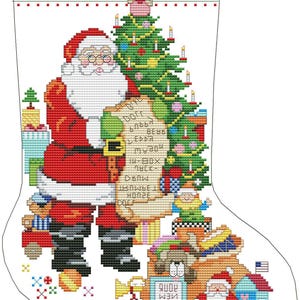 Op de afbeelding: Een kruissteekontwerp voor een kerstsok met de kerstman die een lijst vasthoudt. Het ontwerp bevat een kerstboom, cadeaus en andere feestelijke elementen. De sok is wit met rode accenten.