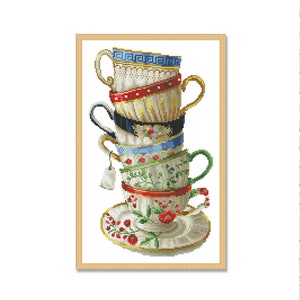 Peut inclure: Une pile de cinq tasses à thé vintage et soucoupes avec des motifs floraux et géométriques dans des tons de bleu, rouge, vert, jaune et blanc.
