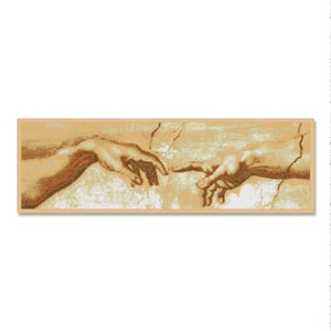 Puede incluir: Un primer plano de una reproducción en punto de cruz del famoso fresco de Miguel Ángel "La Creación de Adán". Las dos manos de Dios y Adán se representan con detalle, con un fondo beige apagado.