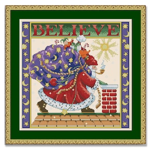 Può includere: Uno schema di punto croce con Babbo Natale su un tetto con un sacco pieno di regali. Il sacco è viola con stelle e lune. Il testo "BELIEVE" è sopra Babbo Natale.