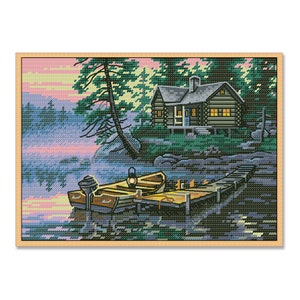 Puede incluir: Una pintura de una cabaña de madera con un bote atracado en un muelle de madera. La cabaña está ubicada en un bosque con un lago en primer plano. El cielo es de un rosa y morado suave.
