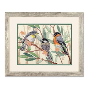 Könnte beinhalten: Drei Vögel sitzen auf einem Ast mit grünen Blättern und rosa Blüten. Die Vögel sind ein Haubenmeise, ein Gelbkehlchen und ein Kardinal.