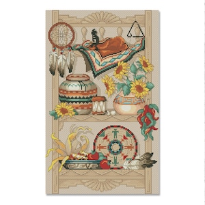Peut inclure: Une étagère en bois à deux niveaux, décorée d'objets sur le thème amérindien. L'étagère supérieure présente un capteur de rêves, une couverture rouge et orange, un vase avec des tournesols et un petit tambour. L'étagère inférieure présente un panier rond en osier, une assiette avec des poivrons rouges, un petit oiseau blanc et un bouclier rond en osier.