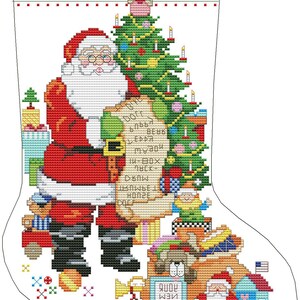 Op de afbeelding: Een kruissteekontwerp voor een kerstsok met de kerstman die een lijst vasthoudt. De sok is versierd met een kerstboom, cadeaus en andere feestelijke elementen. Het ontwerp is in rood, groen, wit en andere kleuren.