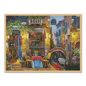 Op de afbeelding: Een schilderij van een romantische Italiaanse scène met een stel dat aan een tafeltje buiten een restaurant dineert. Het restaurant heet "Trattoria Il Convento" en heeft een bord met de tekst "Pizzeria del Borgo". Er is een gondel in het kanaal achter het stel.