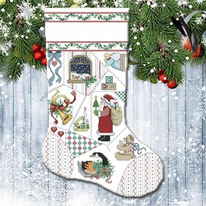 K&ouml;nnte beinhalten: Wei&szlig;er Weihnachtssocken mit Patchwork-Design, das den Weihnachtsmann, einen Teddyb&auml;r, eine Gans, eine Glocke und eine Fensterszene zeigt. Der Socken ist mit roten und gr&uuml;nen Akzenten verziert.