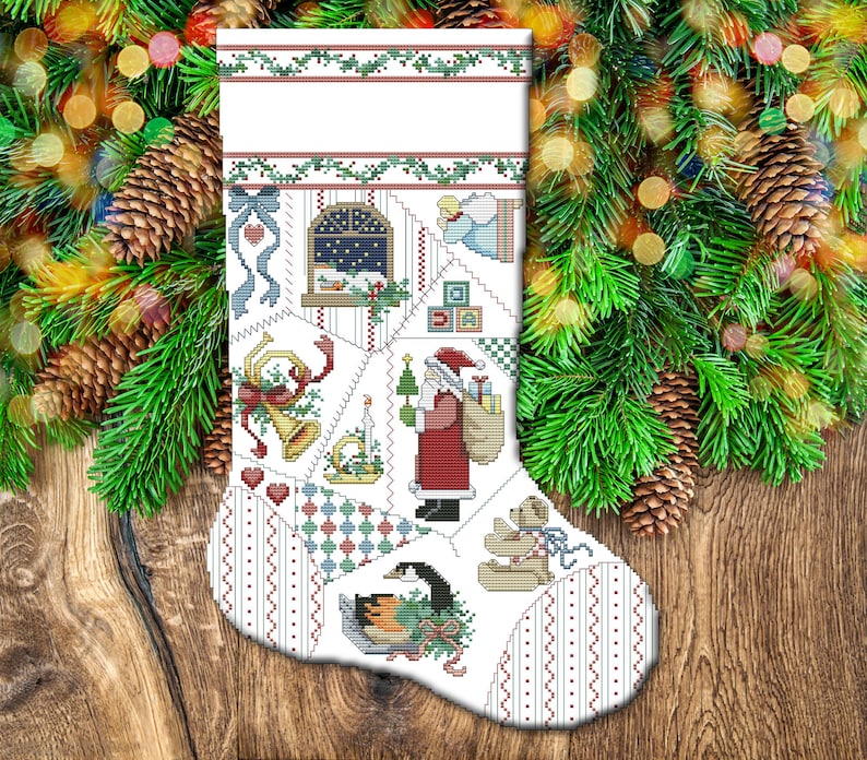 K&ouml;nnte beinhalten: Wei&szlig;er Weihnachtssocken mit Patchwork-Design, das verschiedene Weihnachtsszenen zeigt, darunter den Weihnachtsmann, einen Weihnachtsbaum, eine Glocke, einen Vogel und einen Teddyb&auml;r.