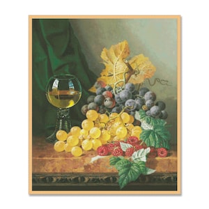 Puede incluir: Una naturaleza muerta con un vaso de vino blanco, un racimo de uvas verdes, un racimo de uvas moradas y algunas frambuesas rojas sobre una mesa de madera.