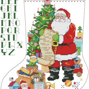 K&ouml;nnte beinhalten: Ein wei&szlig;er Weihnachtssocken mit einem rot-wei&szlig; gestreiften B&uuml;ndchen. Der Weihnachtsmann steht neben einem gr&uuml;nen Weihnachtsbaum und h&auml;lt eine Geschenkeliste in der Hand. Der Socken ist gef&uuml;llt mit Spielzeug, darunter ein Haus, eine Trommel, ein Teddyb&auml;r, ein Welpe und eine Puppe. Der Text auf der Liste lautet: "DKC HOUSE TRUMPET DRUM JACK X-MAS IN A BOX BEAR PUPPY DOLE".