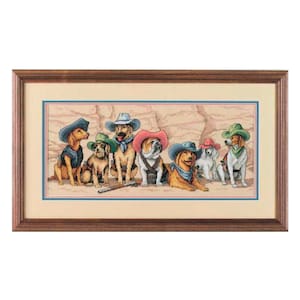 以下が含まれることがあります： 7匹の犬がカウボーイハットとバンダナを着用したクロスステッチデザインの額縁。犬は茶色とベージュの背景に並んで立っています。