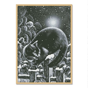 Peut inclure: Un chat noir aux yeux verts est assis sur une clôture recouverte de neige dans une scène d'hiver. Le chat regarde vers la droite de l'image. L'arrière-plan est une nuit enneigée avec une lune brillante.