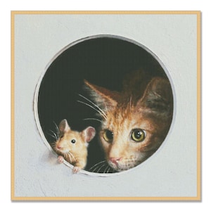 Op de afbeelding: Een close-up van een gemberkat en een bruine muis die uit een rond gat in een witte muur kijken. De kat heeft groene ogen en een nieuwsgierige uitdrukking.
