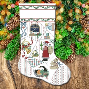 Op de afbeelding: Witte kerstsok met een patchwork ontwerp met daarop Sinterklaas, een bel, een vogel, een teddybeer en een vensterscène. De sok heeft een rood, groen en blauw kleurenschema.