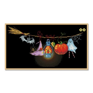 Może przedstawiać: Wzór haftu krzyżykowego w czerni i bieli przedstawiający halloweenową girlandę z czarodziejskim kapeluszem, dynią, duchem, latarnią, nietoperzem i pająkiem wiszącymi na miotli.