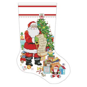 Op de afbeelding: Een witte kerstsok met een kruissteekontwerp met de kerstman met een lijst, een versierde kerstboom en diverse cadeaus. De sok heeft een rode bovenrand en is gevuld met feestelijke elementen.