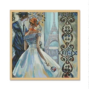 Peut inclure: Une peinture représentant un couple devant la tour Eiffel. La femme porte une robe blanche à rayures bleues et un chapeau rouge. L'homme porte un costume bleu et un chapeau noir. La tour Eiffel est en arrière-plan, et il y a un motif décoratif sur le côté droit de la peinture.