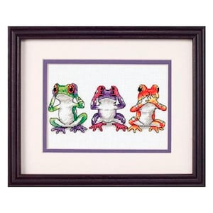Könnte beinhalten: Drei Frösche, jeder mit einem anderen Körperfarbton, sitzen in einer Reihe. Der Frosch links ist grün mit roten Augen und bedeckt sich die Augen mit seinen Händen. Der mittlere Frosch ist lila mit rosa Augen und bedeckt sich die Ohren mit seinen Händen. Der Frosch rechts ist orange mit roten Augen und bedeckt sich den Mund mit seinen Händen. Die Frösche schauen alle den Betrachter an.