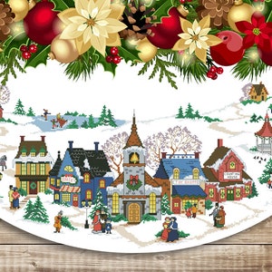 Puede incluir: Un diseño de punto de cruz blanco de una escena de pueblo de invierno con una iglesia, casas y un árbol de Navidad. El diseño está rodeado de una corona de acebo, ramas de pino y adornos rojos y dorados.