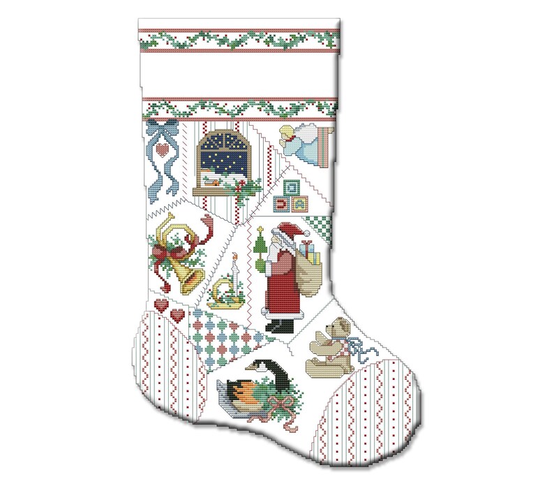 K&ouml;nnte beinhalten: Ein wei&szlig;er Weihnachtssocken mit Patchwork-Design, das verschiedene Weihnachtsszenen zeigt, darunter den Weihnachtsmann, einen Teddyb&auml;r, eine Gans, ein Fenster mit einem Stern und eine Glocke. Der Socken ist mit roten, gr&uuml;nen, blauen und gelben Akzenten verziert.