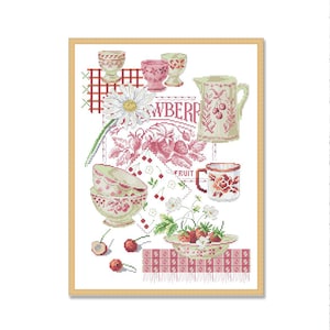 Può includere: Uno schema di ricamo a punto croce che rappresenta una scena di cucina vintage con ciotole, un'anfora e un piatto di fragole. Il disegno include una tovaglia a quadri rossi e bianchi, una margherita e le parole "Strawberry Fruit".