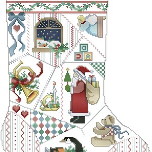 K&ouml;nnte beinhalten: Ein wei&szlig;er Weihnachtssocken mit Patchwork-Design, das verschiedene Weihnachtsszenen zeigt, darunter den Weihnachtsmann, eine Gans, einen Teddyb&auml;r, eine Glocke und ein Fenster mit einem Stern.