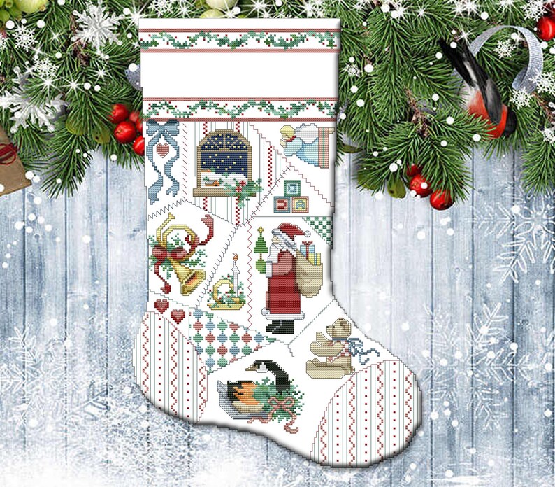 K&ouml;nnte beinhalten: Wei&szlig;er Weihnachtssocken mit Patchwork-Design, das den Weihnachtsmann, einen Teddyb&auml;r, eine Gans, eine Glocke und eine Fensterszene zeigt. Der Socken ist mit roten und gr&uuml;nen Akzenten verziert.