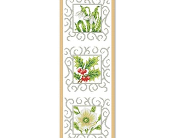 Puede incluir: Tres patrones de punto de cruz floral en marcos ornamentados. El patrón superior presenta una flor de campanilla blanca con hojas verdes. El patrón del medio presenta una rama de acebo verde con bayas rojas. El patrón inferior presenta una flor blanca con hojas verdes.