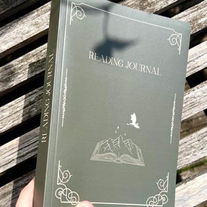 LEESJOURNAAL ESTHETIC Drukfout | cadeau voor boekenliefhebber | boektracker | fysiek | zachte kaft a5 | olijfgroen | boekenlegger