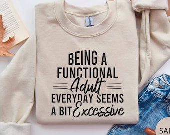 Sweatshirt voor volwassenen, een functionele volwassene zijn, lijkt elke dag een beetje overdreven Sweatshirt, cadeau voor haar, grappig T-shirt, T-shirt met humor voor volwassenen, volwassen worden