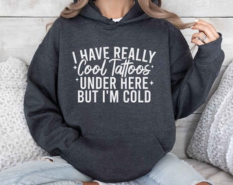 Sudadera con capucha divertida, "Tengo tatuajes geniales aquí abajo", regalo para ella, sudadera con tatuajes, sudadera con capucha para mujer, regalos de invierno, regalo para amantes de los tatuajes