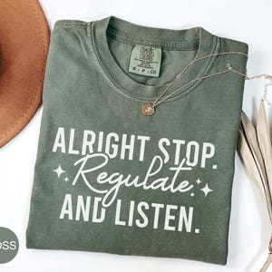 Lehrer Komfort Colors® Shirt, in Ordnung, stoppe regulieren und hören Shirt, Geschenk für Lehrer, Ratgeber Shirt, Therapeut Geschenk, Schule T-Shirt