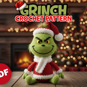 Peut inclure: Poupée Grinch au crochet, portant un bonnet de Père Noël, une veste rouge et une écharpe blanche. La poupée verte a des yeux jaunes et un sourire espiègle. L'image comprend le texte "GRINCH CROCHET PATTERN" et un bouton "PDF" rouge.