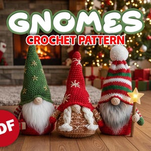 Op de afbeelding: Drie handgemaakte gehaakte kabouters met lange, puntige hoeden. Eén kabouter heeft een groene hoed met gouden sterren, een andere een rode hoed met witte sterren en de derde een gestreepte hoed. De tekst "GNOMES CROCHET PATTERN" is inbegrepen.