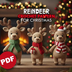 Op de afbeelding: Drie gehaakte rendieren met bruine lichamen, geweien en diverse sjaals. Eén draagt een groene sjaal, een ander een rode sjaal met een cadeau en de derde een rood-wit gestreepte sjaal en een kerstmuts. Tekst luidt "REINDEER CROCHET PATTERN FOR CHRISTMAS" en "PDF".