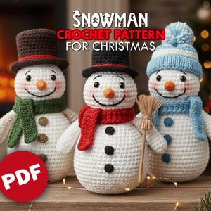 Può includere: Tre pupazzi di neve all'uncinetto con facce sorridenti, che indossano cappelli e sciarpe. Uno ha una sciarpa verde e un cappello marrone, un altro una sciarpa rossa e un cappello nero, e il terzo una sciarpa e un cappello blu. L'immagine include il testo "Snowman Crochet Pattern for Christmas" e un logo "PDF".