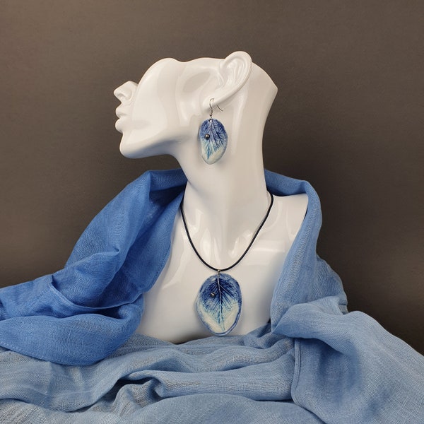 Ensemble de bijoux en forme de larme sur feuille bleue • Collier en céramique • Boucles d'oreilles faites à la main en porcelaine • Poterie botanique • Pendentif bleu • Cadeau pour elle