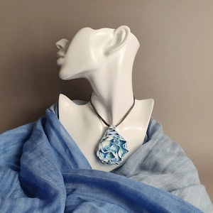 Oceanische golven hanger • Keramische sieraden • Porselein handgemaakte ketting • Natuur geïnspireerd aardewerk • Glazen elementen • Blauwe oceaan • Cadeau voor haar