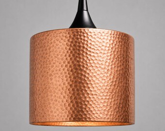Hanglamp van gehamerd koper, handgemaakte cilindervormige lamp, moderne landelijke keukenlamp boven een kookeiland, rustieke koperen plafondlamp