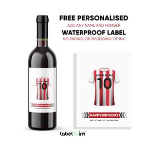 Può includere: Un'etichetta per bottiglia di vino personalizzata con un design di maglia da calcio a strisce rosse e bianche. L'etichetta dice "Buon compleanno" e "N. 1 tifoso dello Stoke City".