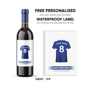Puede incluir: Una etiqueta de botella de vino personalizada con una camiseta de fútbol azul con el número 8 y el texto "YOUR NAME". La etiqueta también incluye el texto "HAPPYBIRTHDAY NO.1 EVERTON SUPPORTER".