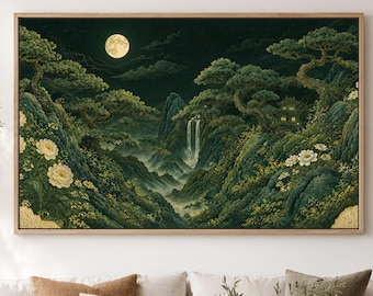 Op de afbeelding: Een rechthoekige wandkunstprint met een donker, sfeervol nachtlandschap. De scène toont weelderige groene bergen, een waterval en grote witte bloemen onder een heldere volle maan in een diepe, donkere lucht met wolken.
