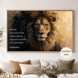 Peut inclure: Une impression murale rectangulaire représentant le portrait détaillé d'un lion à la crinière épaisse dans des tons brun et or. Le texte indique : BEHOLD, THE LION OF THE TRIBE OF JUDAH THE ROOT OF DAVID, HAS TRIUMPHED REVELATION 5:5. Une étiquette est visible.